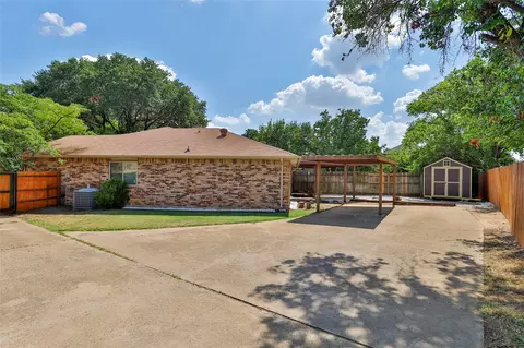 Exterior - 412 Bluegrass Ln, Euless, TX 76039 photo 3 of 7