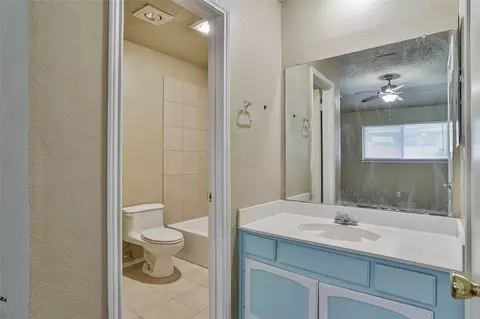 Bath - 412 Bluegrass Ln, Euless, TX 76039 photo 1 of 4