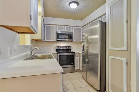 Kitchen - 412 Bluegrass Ln, Euless, TX 76039 photo 2 of 3