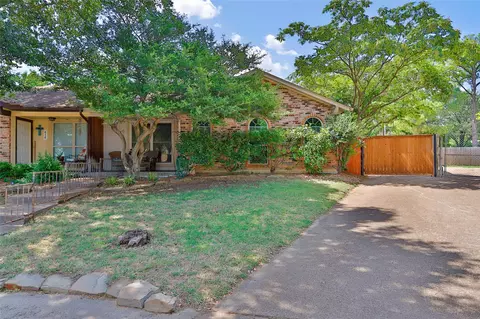 412 Bluegrass Ln, Euless, TX 76039