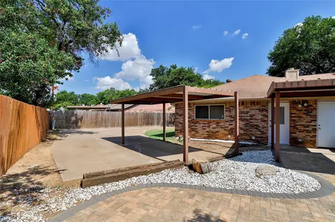 Exterior - 412 Bluegrass Ln, Euless, TX 76039 photo 4 of 7