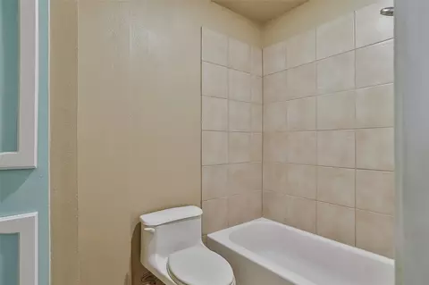 Bath - 412 Bluegrass Ln, Euless, TX 76039 photo 2 of 4