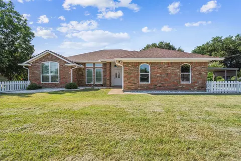 611 Sandstone Ln, Granbury, TX 76048