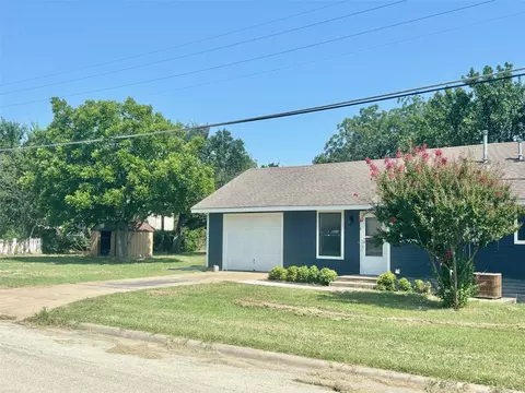 201 Decatur St, Nocona, TX 76255