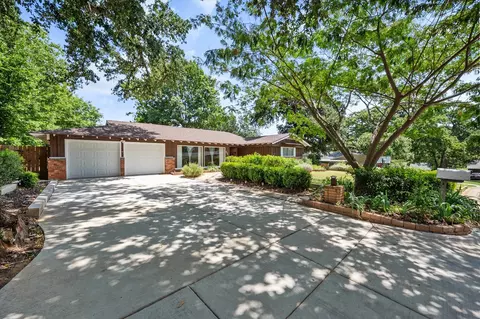 608 Woodside Dr, Hurst, TX 76053