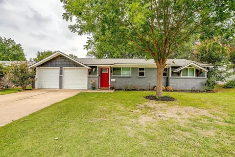 829 SW Sundown Trl, Burleson, TX 76028