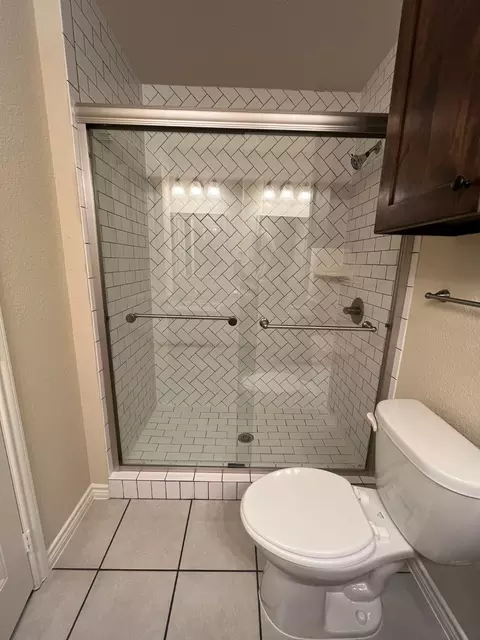 Bath - 2718 Monroe St, Commerce, TX 75428 photo 2 of 3