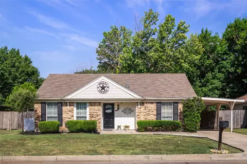 7013 Sunnybank Dr, Fort Worth, TX 76137