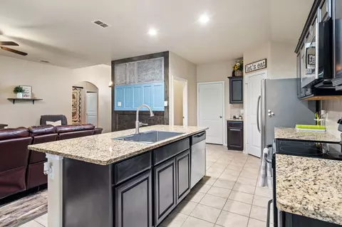 214 Meadowlands Dr, Ponder, TX 76259