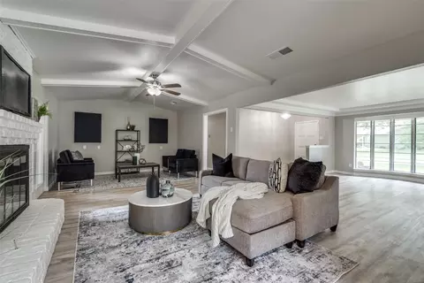 325 Woodhaven Dr, Desoto, TX 75115