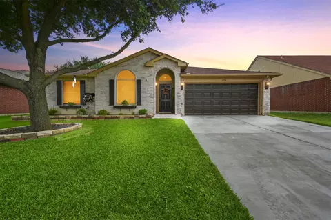 6718 White Tail Ln, Arlington, TX 76002