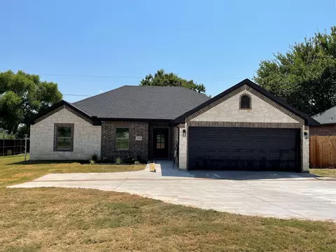 208 W Locust St, Collinsville, TX 76233