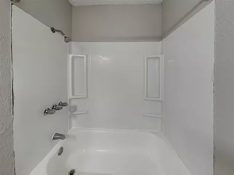 Bath - 3027 Baskin Dr, Lancaster, TX 75134 photo 3 of 3