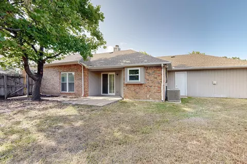 Exterior - 1002 Planters Rd, Mesquite, TX 75149 photo 3 of 4