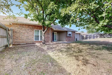 Exterior - 1002 Planters Rd, Mesquite, TX 75149 photo 2 of 4