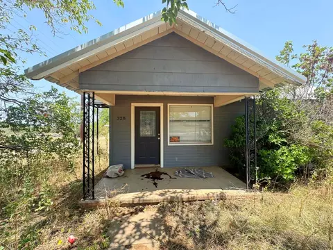 328 E Market Ave, Loraine, TX 79532