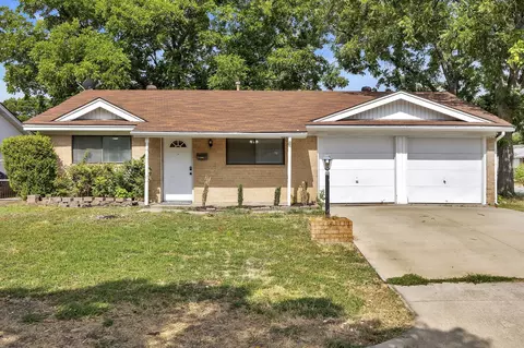 820 Lovers Ln, Grapevine, TX 76051