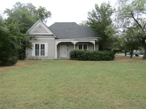900 East St, Graham, TX 76450