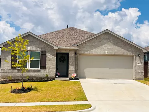921 Adair Dr, Aubrey, TX 76227