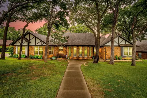 2616 Keystone Dr, Arlington, TX 76006