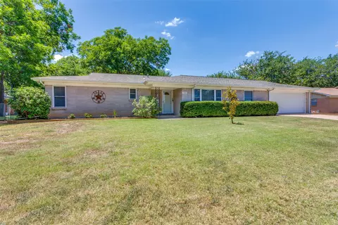 104 SE Harris St, Burleson, TX 76028