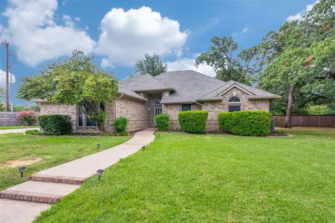 912 Red Oak Dr, Mansfield, TX 76063