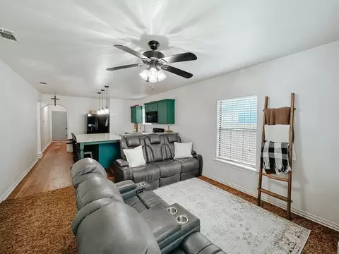 401 Huron St, Cleburne, TX 76031 photo 4