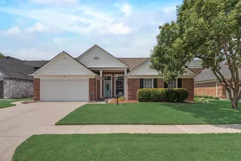105 Commonwealth Cir, Grand Prairie, TX 75052