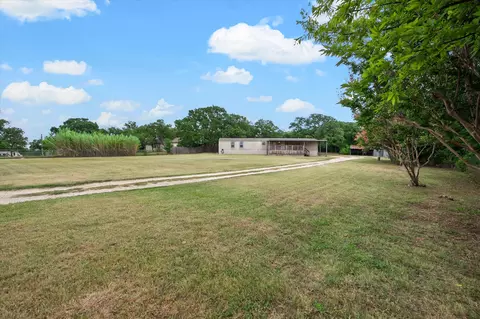 832 Green Valley Cir E, Burleson, TX 76028