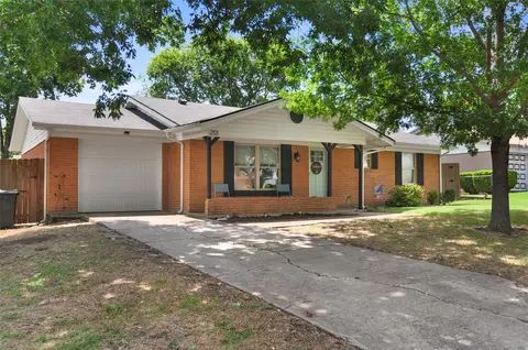 213 Mildred Ln, Benbrook, TX 76126