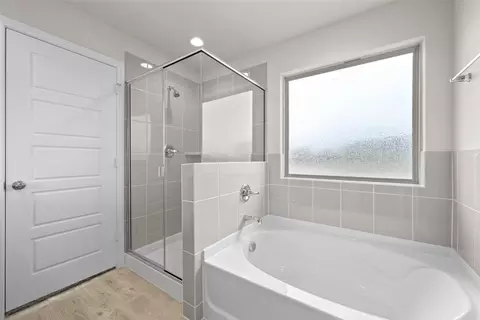 Bath - 1915 Chippewa Dr, Cleburne, TX 76036 photo 2 of 3