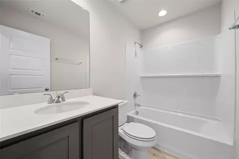Bath - 1915 Chippewa Dr, Cleburne, TX 76036 photo 1 of 3