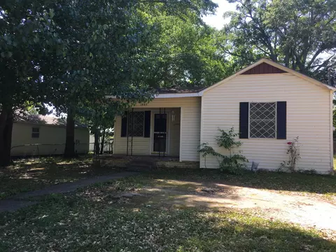 1805 Brook St, Marshall, TX 75670