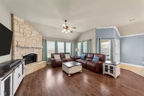 504 Magnolia Dr, Nevada, TX 75173