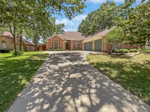 1332 Spinnaker Ln, Azle, TX 76020