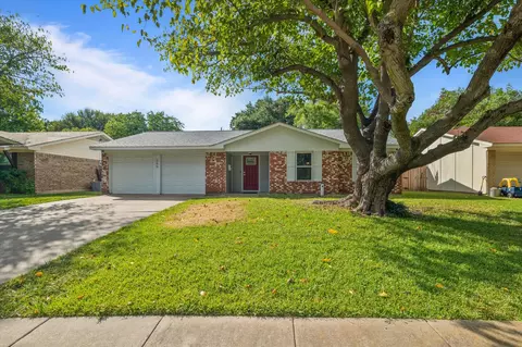566 W Ferndale Ln, Grand Prairie, TX 75052