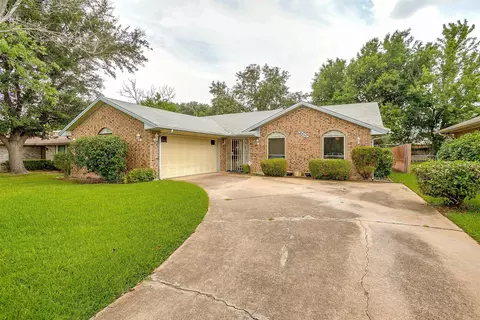6920 Loma Vista Dr, Fort Worth, TX 76133