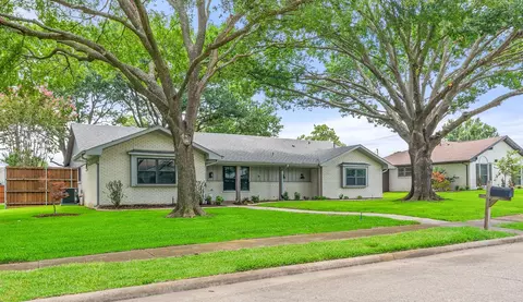 16 Walnut Creek Pl, Richardson, TX 75080