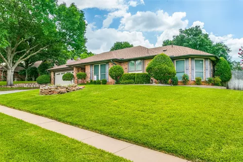 807 Chipwood Ct, Euless, TX 76039