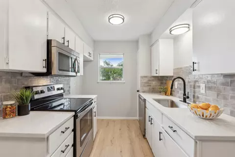 1018 Pleasant Valley Rd, Garland, TX 75040