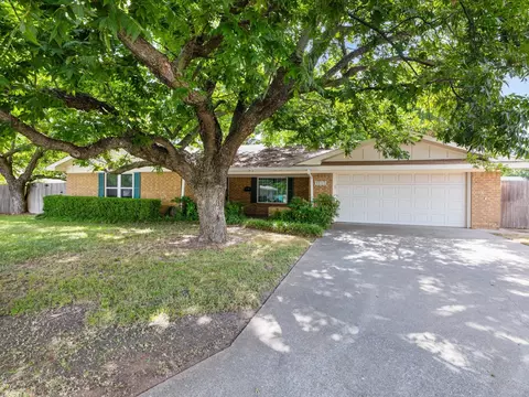 1207 Anetta St, Bowie, TX 76230