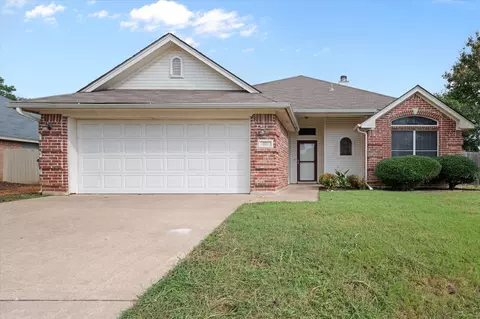 617 Pleasant Valley Dr, Burleson, TX 76028