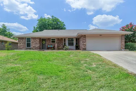 5911 Crestwood Cir E, North Richland Hills, TX 76180