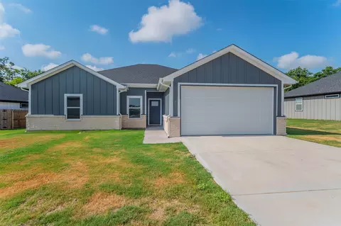 209 W Links Dr, Godley, TX 76044