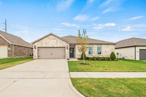 1334 Highpoint Cir, Grand Prairie, TX 75052