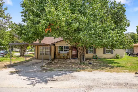 949 Ladelle St, De Leon, TX 76444