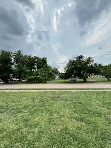 111 E Mildred Ln, Benbrook, TX 76126 photo 3