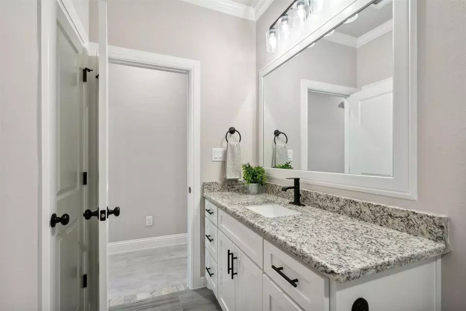 Bath - 736 Jameson, Springtown, TX 76082 photo 5 of 6