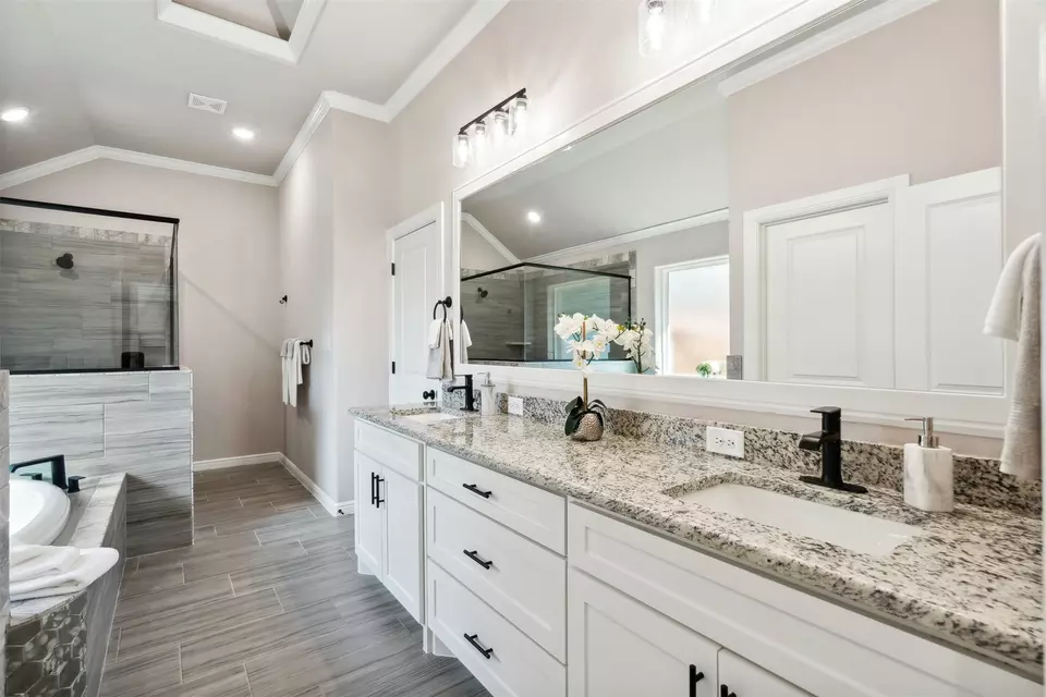 Bath - 736 Jameson, Springtown, TX 76082 photo 1 of 6