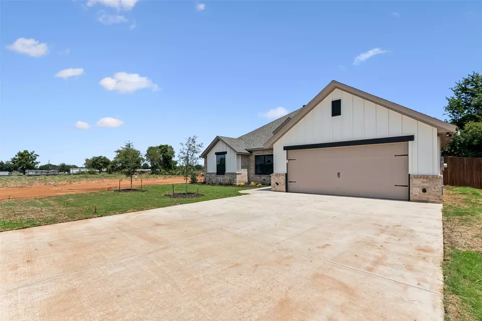 Exterior - 736 Jameson, Springtown, TX 76082 photo 3 of 8